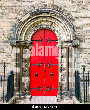 Helles Rot verzierten gewölbten Tür mit aufwendigen Scharniere, Mansfield Traquair Zentrum, SCVO Hauptsitz, Edinburgh, Schottland, Großbritannien Stockfoto