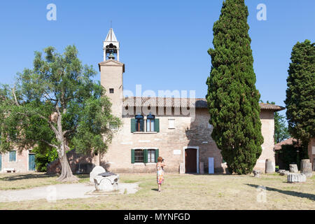 Äußere des Torcello Museum und Glockenturm mit dem Thron von Atilla und Pozzo (antike und Kopf), Torcello, Insel, Venedig, Venetien, Italien, Frau Stockfoto