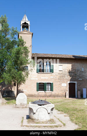 Äußere des Torcello Museum und Glockenturm mit dem Thron von Atilla und Pozzo (antike und Kopf), Torcello, Insel, Venedig, Venetien, Italien Stockfoto