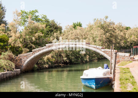 Ponte del Diavolo, Devil's Bridge, Torcello, Insel, Venedig, Venetien, Italien über den Lago Maggiore Kanal. Dieses ist eine von nur zwei Brücken ohne Brüstungen an Stockfoto