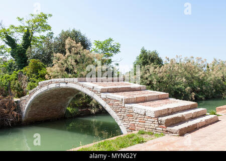 Ponte del Diavolo (Teufelsbrücke) Insel Torcello, Venedig, Venetien, Italien. Eins von nur zwei Brücken ohne Brüstungen in Venedig. Stockfoto