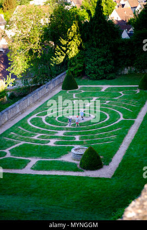 Kinder spielen im Labyrinth in Bishops Palace Garten durch die Kathedrale von Chartres Stockfoto