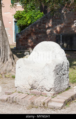 Die legendry Marmor Thron von Attila der Hunne, Torcello, Insel, Venedig, Venetien, Italien vor dem Museum in Wirklichkeit von der magister militum verwendet, Stockfoto