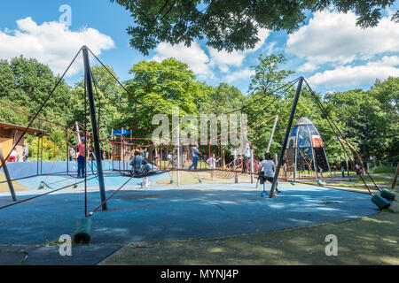 Kinder beim Spielen in einen Abenteuerspielplatz auf Holland Park in London, UK. Stockfoto