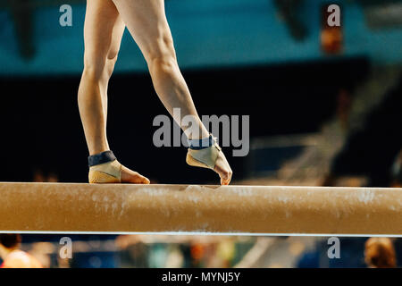 Künstlerische Gymnastik Beine Frauen gymnast Übungen auf schwebebalken Stockfoto