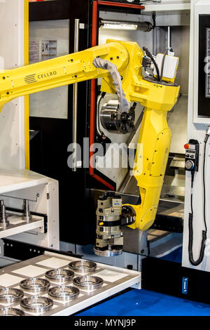 Fanuc M-20 iA Roboterhand mit Schunk Greifer mit CNC-Maschine Stockfoto