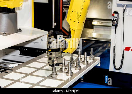 Fanuc M-20 iA Roboterhand mit Schunk Greifer mit CNC-Maschine Stockfoto