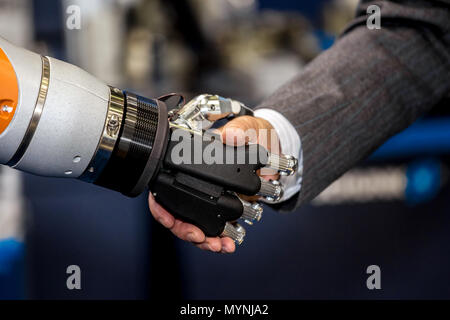 Roboter Hand schütteln Stockfoto