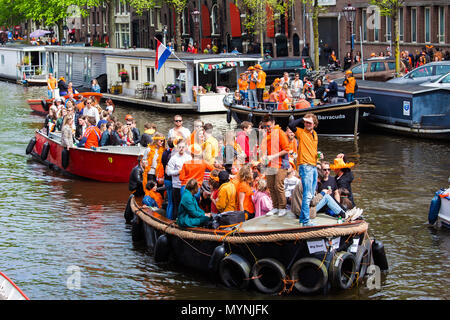 Die Menschen auf dem Boot feiern King's Tag in Amsterdam, Niederlande Stockfoto