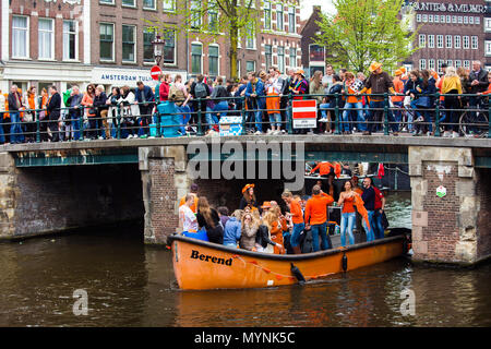 Die Menschen auf dem Boot feiern King's Tag in Amsterdam, Niederlande Stockfoto