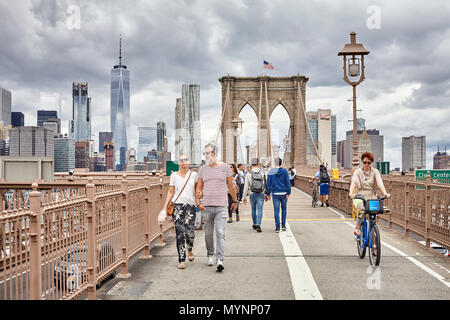 New York City, USA - 27. Mai 2017: Fußgänger und Radfahrer auf der Brooklyn Bridge, verbindet die Stadtteile Manhattan und Brooklyn. Stockfoto