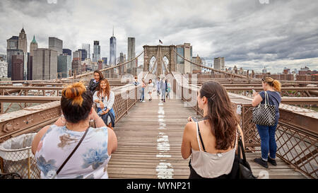 New York City, USA - 27. Mai 2017: Touristen nehmen Bilder auf der Brooklyn Bridge. Brücke verbindet die Stadtteile Manhattan und Brooklyn. Stockfoto