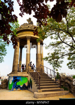 Tempel der Sybil im Jahre 1869 durch den Architekten Gabriel Davioud im Parc des Buttes-Chaumont - Paris, Frankreich Stockfoto