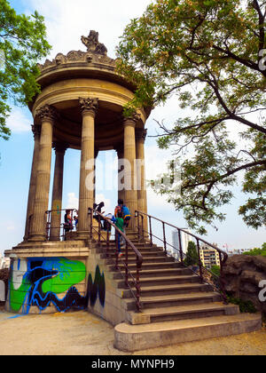 Tempel der Sybil im Jahre 1869 durch den Architekten Gabriel Davioud im Parc des Buttes-Chaumont - Paris, Frankreich Stockfoto