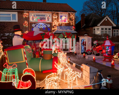 Haus mit Weihnachtsschmuck auf Haus Stockfoto