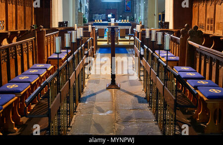 Chorgestühl im St Mary's Priory Church, Abergavenny, Wales Stockfoto