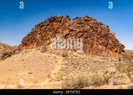 Corroboree Rock wie Antanangantana ein Conservation Reserve im East MacDonnell Ranges in der Nähe von Alice Springs, Northern Territories, Australien bekannt Stockfoto