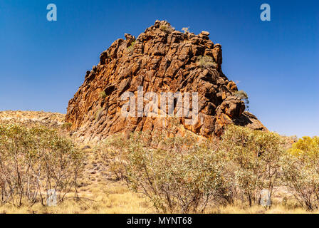 Corroboree Rock wie Antanangantana ein Conservation Reserve im East MacDonnell Ranges in der Nähe von Alice Springs, Northern Territories, Australien bekannt Stockfoto