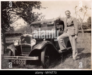 Stolzer Besitzer zeigt seine neue Austin 10/4 - in einem Feld! Foto gemacht ca. 1935 Stockfoto