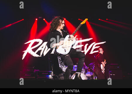 Italien: 2017 Februar 2nd: Die englische Rockband Raveneye dargestellt, die live auf der Bühne im Pala Alpitour, Öffnung für die Kiss' World Tour 2017 Stockfoto