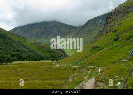 Allgemeine Blick auf die Mamores in der Nähe von Wasser von Nevis und Steall fällt von einem Spaziergang von Polldubh und Achriabhach im Fuss des Ben Nevis, alkoholgradation Stockfoto