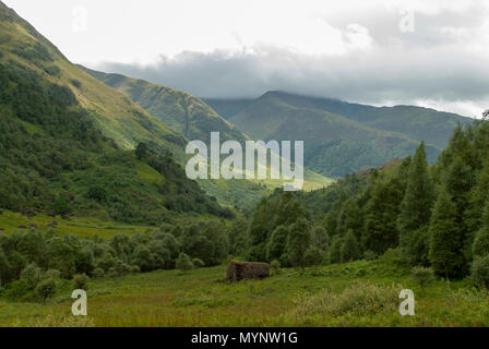 Allgemeine Blick auf die Mamores in der Nähe von Wasser von Nevis und Steall fällt von einem Spaziergang von Polldubh und Achriabhach im Fuss des Ben Nevis, alkoholgradation Stockfoto