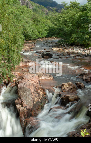 Blick auf Wasserfälle in der Nähe von Wasser von Nevis und Steall fällt von einem Spaziergang von Polldubh und Achriabhach im Fuss des Ben Nevis, Highlands, Scotlan Stockfoto