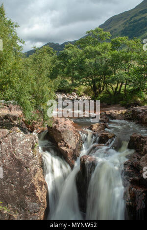 Blick auf Wasserfälle in der Nähe von Wasser von Nevis und Steall fällt von einem Spaziergang von Polldubh und Achriabhach im Fuss des Ben Nevis, Highlands, Scotlan Stockfoto