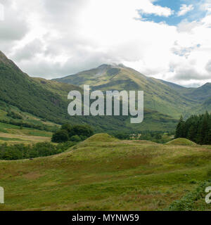 Blick auf Wasserfälle in der Nähe von Wasser von Nevis und Steall fällt von einem Spaziergang von Polldubh und Achriabhach im Fuss des Ben Nevis, Highlands, Scotlan Stockfoto