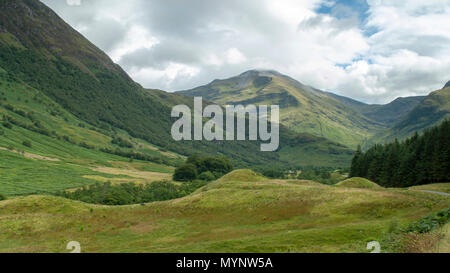 Blick auf Wasserfälle in der Nähe von Wasser von Nevis und Steall fällt von einem Spaziergang von Polldubh und Achriabhach im Fuss des Ben Nevis, Highlands, Scotlan Stockfoto