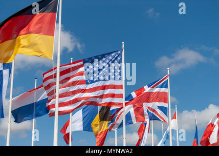 Bunte Fahnen am Museum für Frieden von Memorial de Caen oder D-Day Museum in Caen, Normany, Frankreich Stockfoto