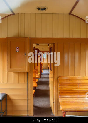 Alten Waggon mit Holzbänken Stockfoto