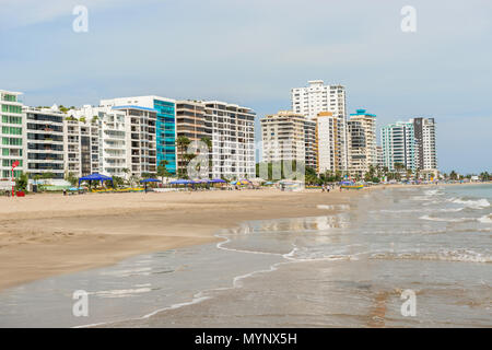 Salinas, Ecuador - 13. April 2016: Moderne Eigentumswohnung Gebäude von Playa de Chipipe in Salinas, Ecuador. Stockfoto