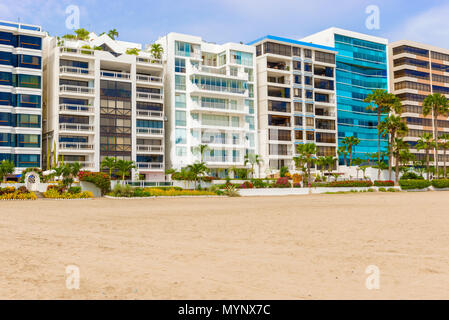 Salinas, Ecuador - 13. April 2016: Moderne Eigentumswohnung Gebäude von Playa de Chipipe in Salinas, Ecuador. Stockfoto