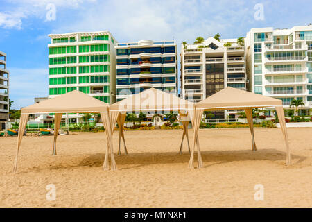 Salinas, Ecuador - 13. April 2016: Moderne Eigentumswohnung Gebäude von Playa de Chipipe in Salinas, Ecuador. Stockfoto