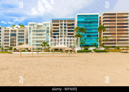 Salinas, Ecuador - 13. April 2016: Moderne Eigentumswohnung Gebäude von Playa de Chipipe in Salinas, Ecuador. Stockfoto