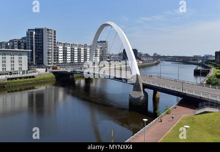 Die Glasgow Bogen Brücke auch bekannt als die in Glasgow Squinty Brücke überspannt den Fluss Clyde Stockfoto