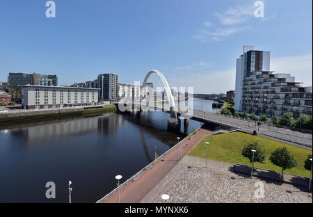 Die Glasgow Bogen Brücke auch bekannt als die in Glasgow Squinty Brücke überspannt den Fluss Clyde Stockfoto