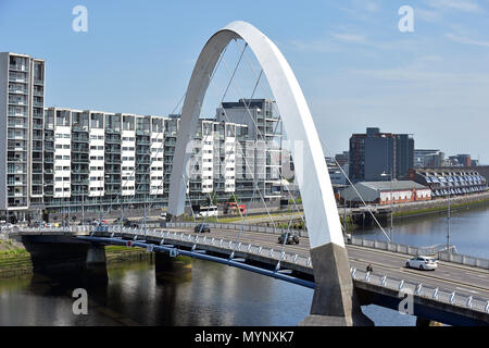 Die Glasgow Bogen Brücke auch bekannt als die in Glasgow Squinty Brücke überspannt den Fluss Clyde Stockfoto