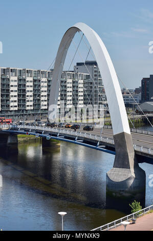 Die Glasgow Bogen Brücke auch bekannt als die in Glasgow Squinty Brücke überspannt den Fluss Clyde Stockfoto