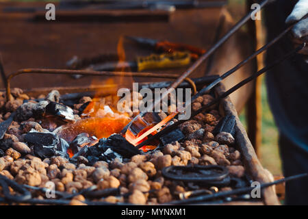 Schmiede Feuer Schmiede für die Erstellung von Eisenwerkzeugen in Schmiede verwendet. Stockfoto