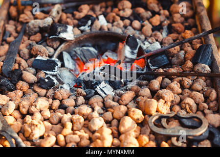 Schmiede Feuer Schmiede für die Erstellung von Eisenwerkzeugen in Schmiede verwendet. Stockfoto