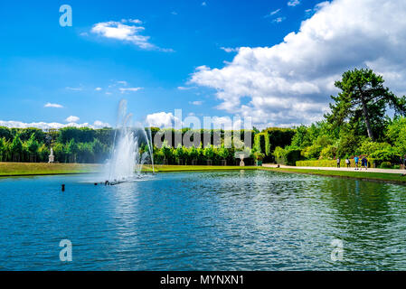 Die beeindruckenden Gärten auf dem Gelände des Schlosses von Versailles in Frankreich. Stockfoto