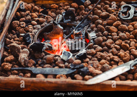 Schmiede Feuer Schmiede für die Erstellung von Eisenwerkzeugen in Schmiede verwendet. Stockfoto