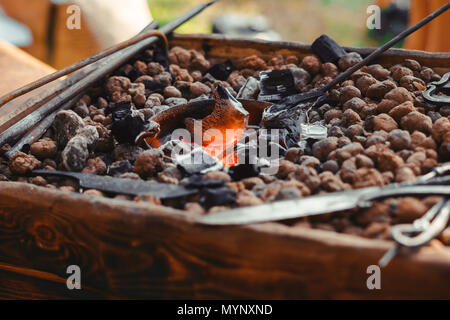 Schmiede Feuer Schmiede für die Erstellung von Eisenwerkzeugen in Schmiede verwendet. Stockfoto