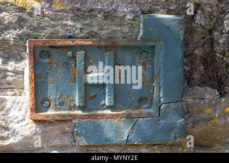 Gusseisen Wasser hydrant Zeichen blau lackiert und Rost mit dem Alter. Stockfoto