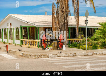 Salinas, Ecuador - 13. April 2016: Waffen auf die Anzeige am Eingang zum Marinestützpunkt in Salinas, Ecuador. Stockfoto