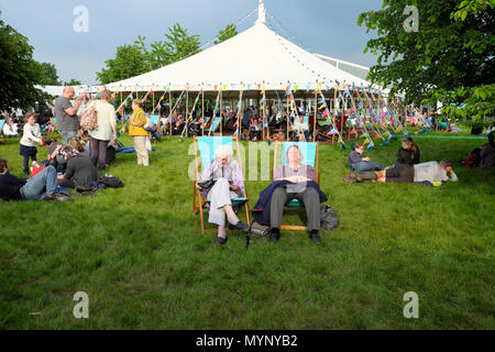 Menschen in Liegestühlen und Besucher entspannen im Festzelt auf dem Heu Book Festival Website Mai 2018 in Hay-on-Wye Wales UK KATHY DEWITT Stockfoto