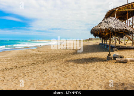 Salinas, Ecuador - 13. April 2016: La loberia Point und Trail in Salinas. Malerische Strand von La loberia Punkt. Stockfoto