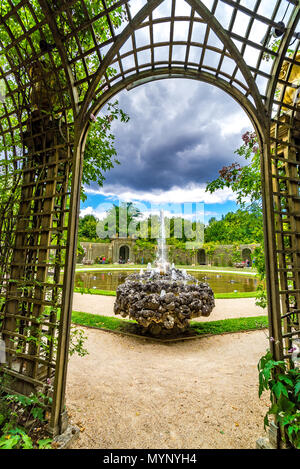 Die beeindruckenden Gärten auf dem Gelände des Schlosses von Versailles in Frankreich. Stockfoto